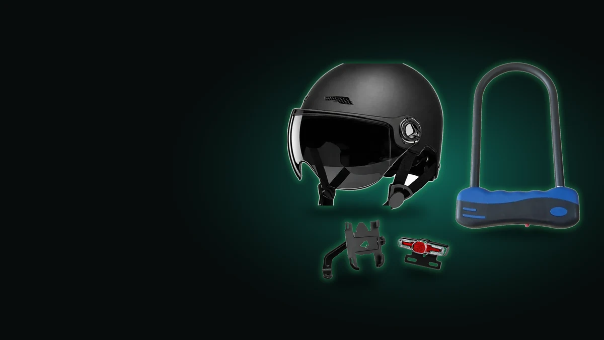 Capacete, cadeado em U, suporte de celular e lanterna: acessórios para scooter elétrica sobre fundo verde escuro
