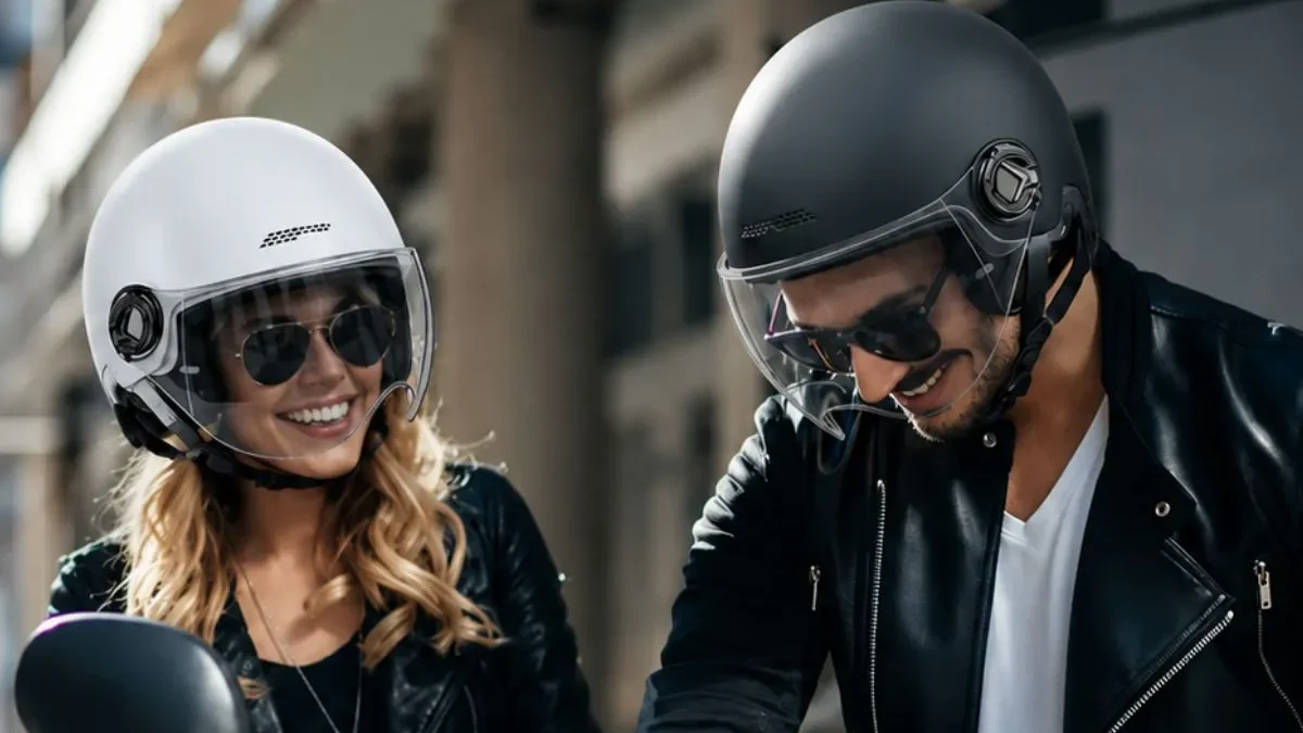 Casal usando capacetes abertos com viseira numa rua, imagem de divulgação do anúncio do capacete Zurbe, um dos acessórios para scooter elétrica