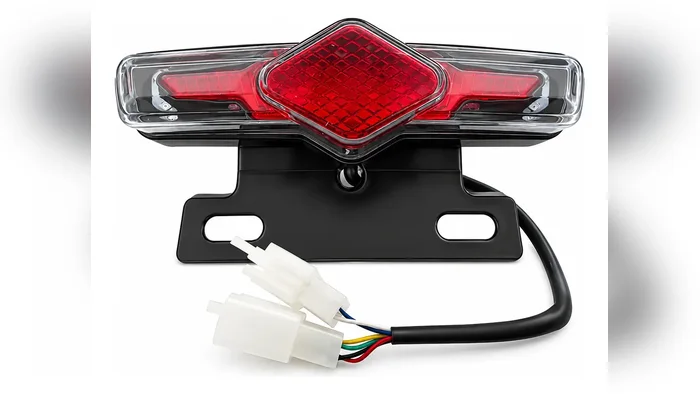 Lanterna traseira com pisca, vista de frente, com plugue e fios coloridos