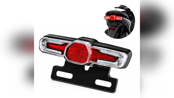 Lanterna traseira instalada numa scooter elétrica, em detalhe