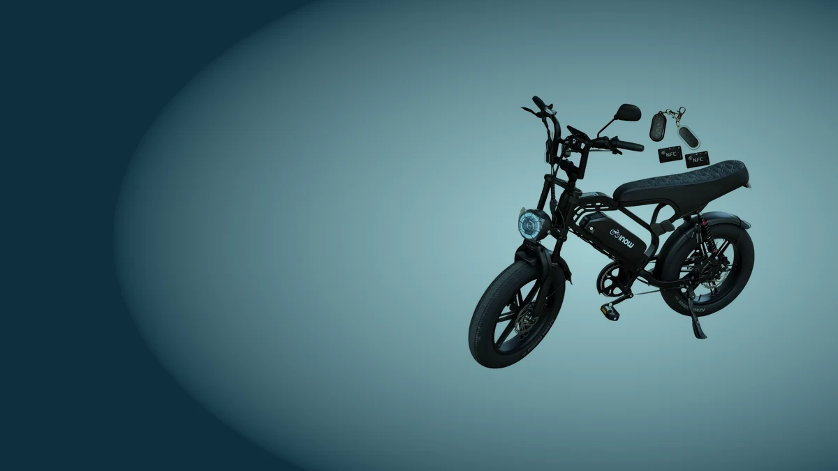 Bicicleta elétrica 1000W Inow V40 Pro preta de lado, com banco longo, pneu largo e chaves NFC, sobre fundo azul acinzentado