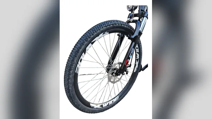 Roda dianteira com freio a disco e suspensão da Wind Bikes City