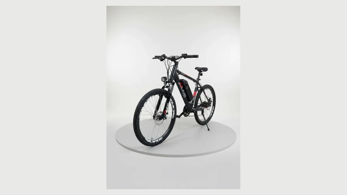Wind Bikes City preta de lado, com aro 26, quadro de alumínio e bateria no quadro, uma bicicleta elétrica barata com marchas e pedal assistido