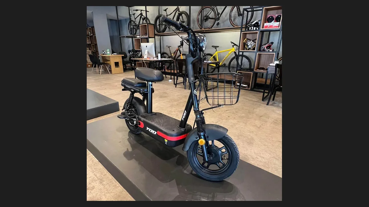 Yoo Mobility Y-200 preta e vermelha em exposição numa loja de bicicletas, uma bicicleta elétrica barata de chumbo-ácido com cesto frontal