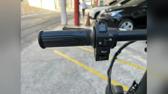 Punho direito com botões de comando da bicicleta elétrica Shineray