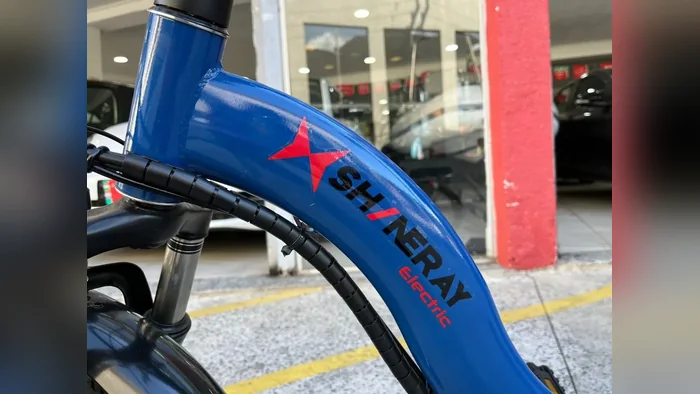 Logo Shineray Sport no quadro azul da bicicleta elétrica Shineray