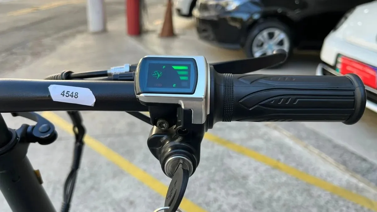 Display LCD e punho esquerdo do guidão da bicicleta elétrica Shineray, com chave na coluna de direção
