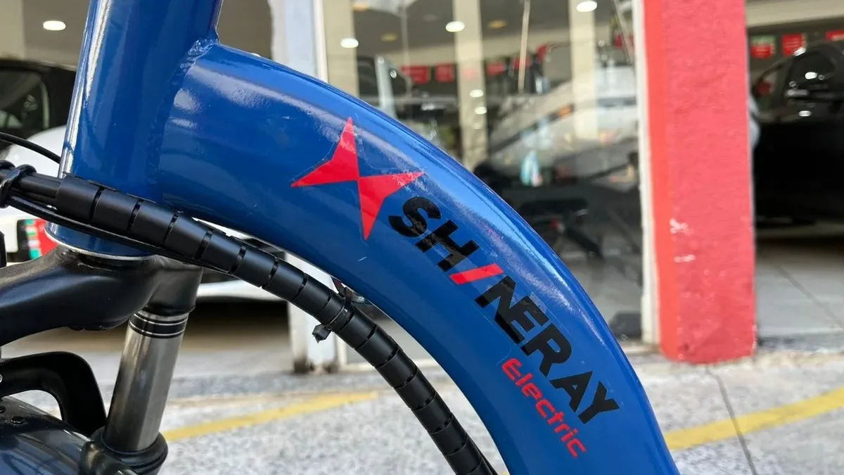 Quadro azul da Shineray E-bike com o logo Shineray Sport e a fiação do guidão