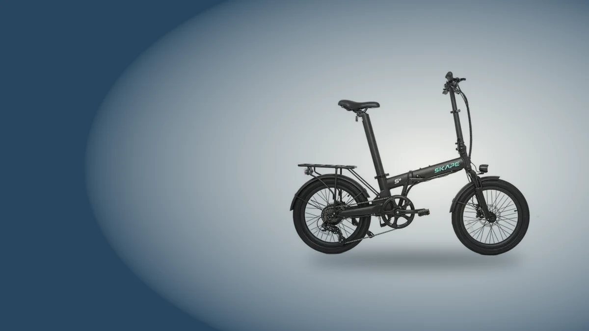 Bicicleta elétrica dobrável Skape S Plus preta de lado sobre fundo azul, um exemplo de bicicleta motorizada legal