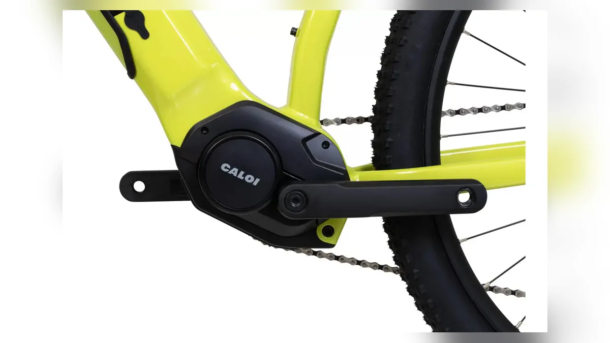 Motor central de uma bicicleta elétrica Caloi E-Vibe Explorer amarela, peça que pesa no preço de bicicleta elétrica de marca