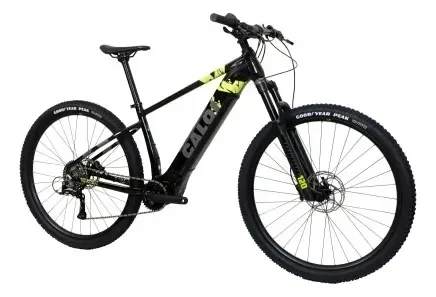 Bicicleta elétrica de montanha Caloi E-Vibe Explorer preta vista de três quartos, com quadro de alumínio, aro 29 e garfo de suspensão, um exemplo de e-bike de montanha