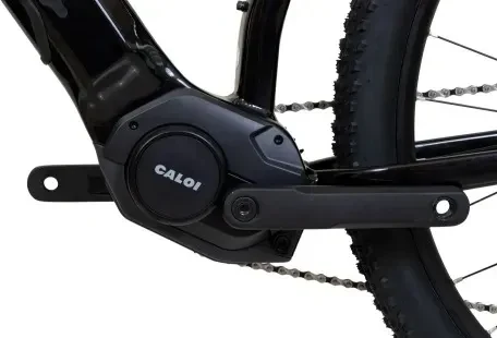 Detalhe do motor central da bicicleta elétrica Caloi E-Vibe Explorer, preso ao quadro na altura dos pedais, um exemplo de e-bike com motor central