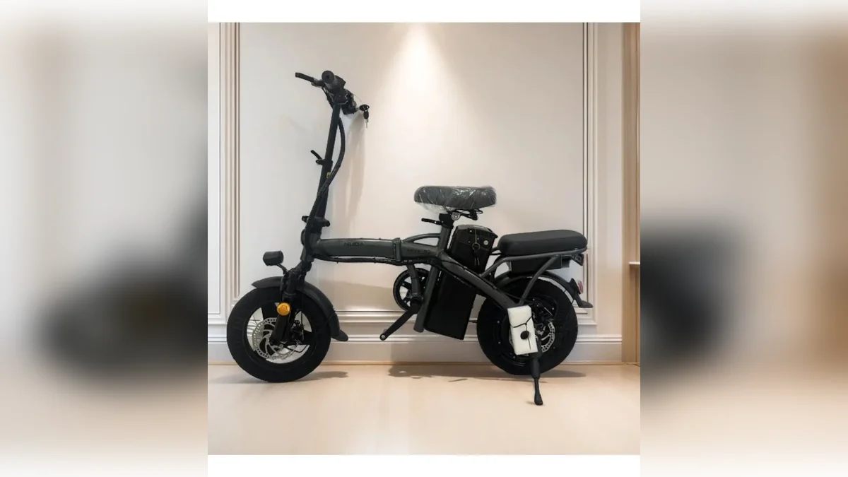 Bicicleta elétrica dobrável Zurbe W8 de cor preta numa sala clara, foto de divulgação do anúncio, um exemplo de e-bike compacta