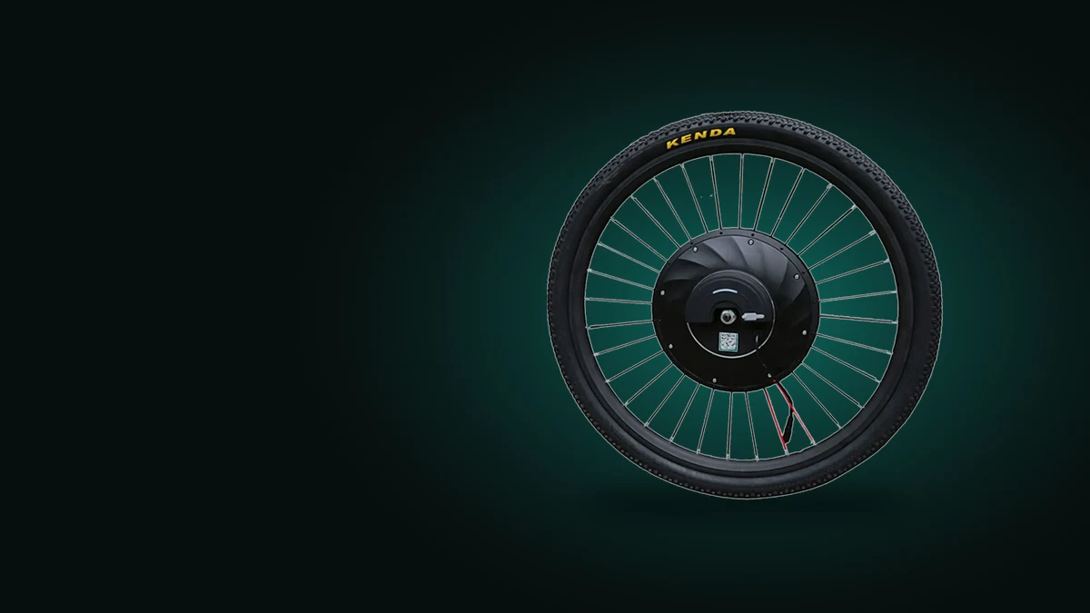 Roda dianteira com motor de cubo de um kit para transformar bicicleta em elétrica sobre fundo verde-escuro