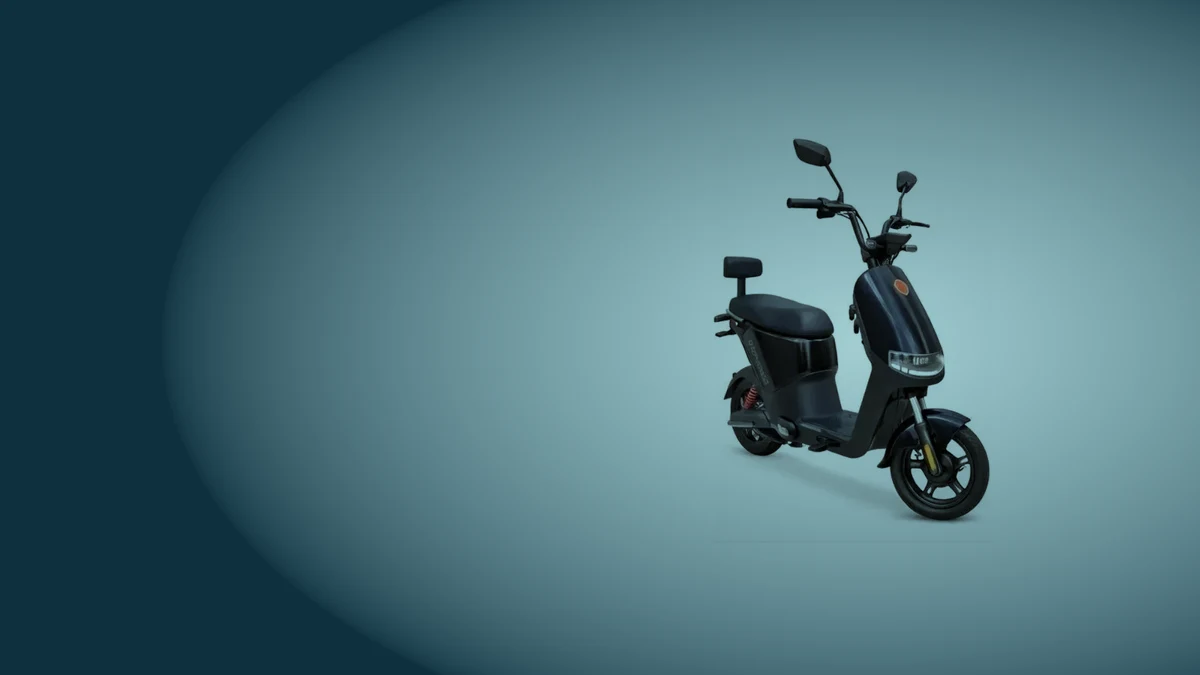 Foston X13 EX azul-escuro de lado, com banco, encosto e farol, sobre fundo azul acinzentado, o modelo mais barato do preço da moto elétrica