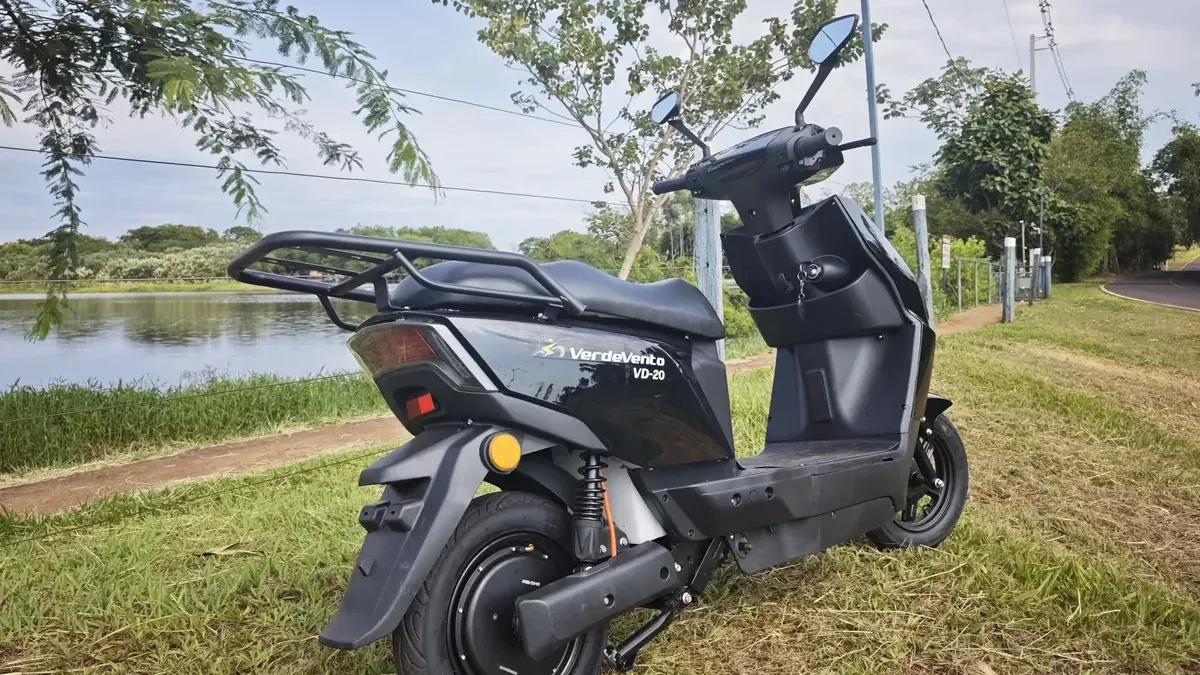 Scooter elétrica preta de 1.000 W na beira de um lago, exemplo de moto elétrica sem CNH para comparar a ficha técnica
