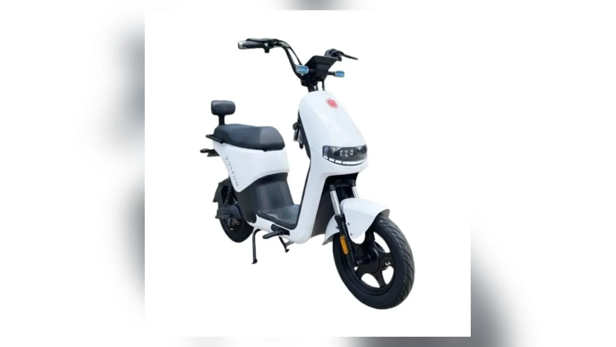 Moto elétrica scooter Foston X13 EX branca, com banco e encosto, vista lateral em fundo claro