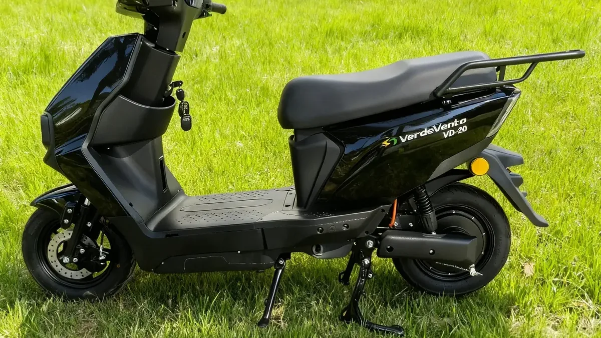Verdevento VD-20 preta sobre o gramado, exemplo da melhor moto elétrica sem CNH pelo menor preço