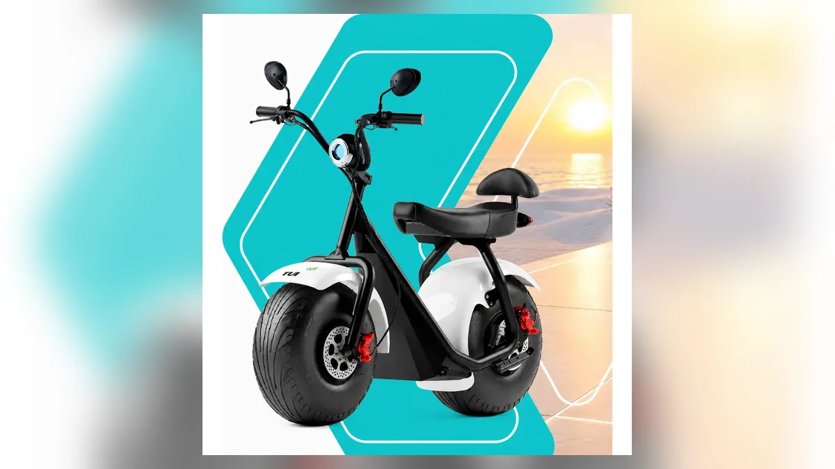 Scooter elétrica Tui Compacta com pneus largos de 8 polegadas e banco duplo em uma rua de cidade