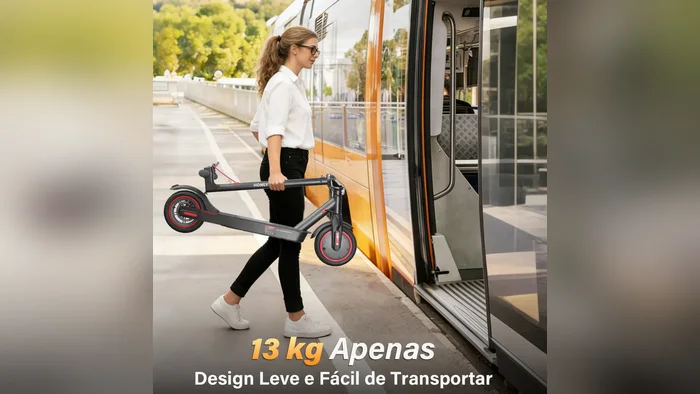 Mulher carregando o patinete elétrico M2 Pro dobrado, de 13 kg, ao entrar num trem