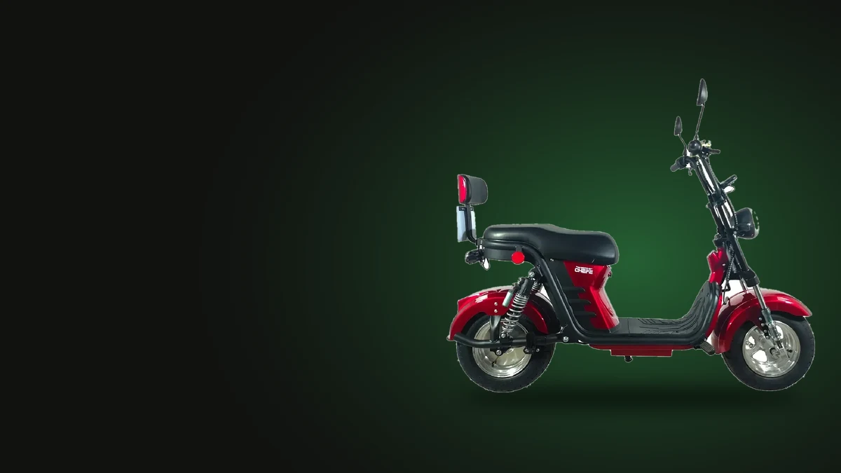 Scooter elétrica X12 vermelha da Moto Chefe vista de lado, com banco duplo e encosto, sobre fundo verde escuro