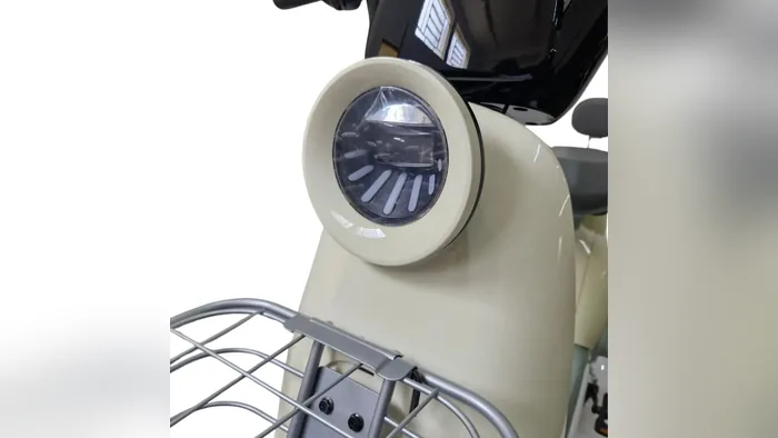 Bonmad Vespa vista de frente com cesta de metal