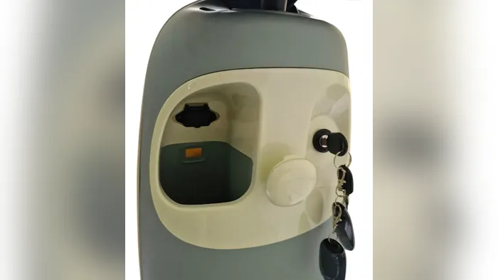 Compartimento dianteiro com chave da Bonmad Vespa