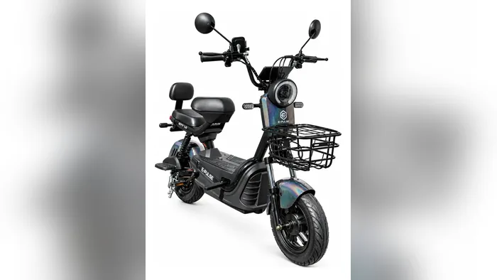E-pulse 1000W preta de frente em três quartos, com cesta e encosto