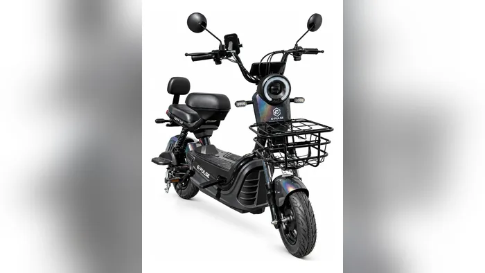 E-pulse 1000W preta em outro ângulo, com banco e cesta