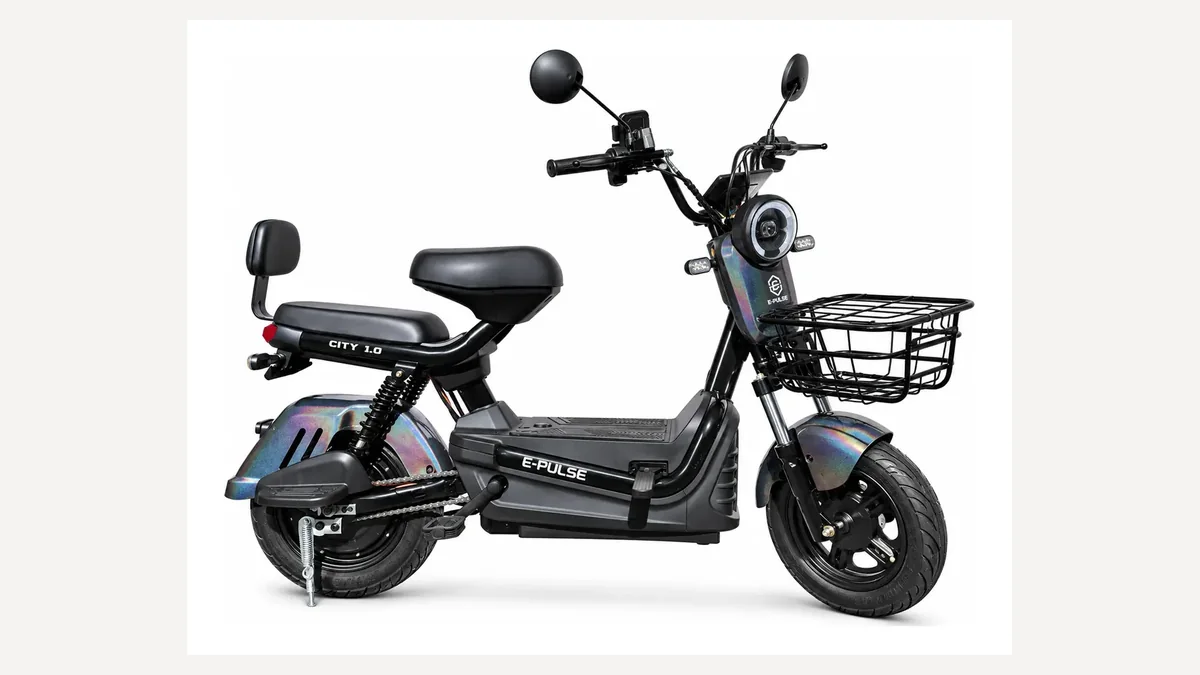 Scooter elétrica 1000W E-pulse preta de lado, com banco, encosto e cesta dianteira