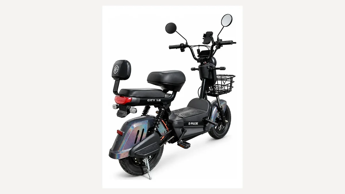 E-pulse 1000W vista por trás, uma scooter elétrica 1000W com luz traseira e encosto