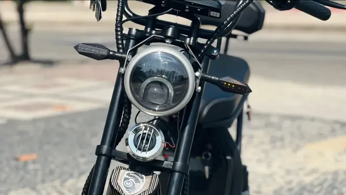 Frente da scooter X11 3000W com farol redondo de LED, setas e guidão alto