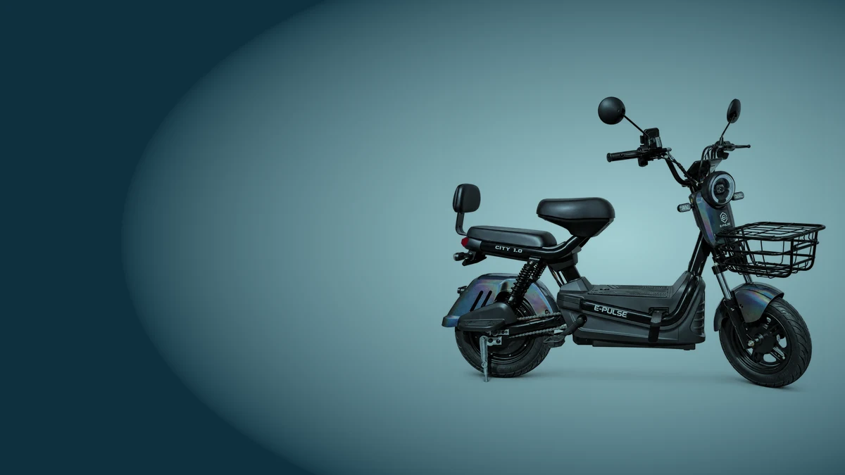 Scooter elétrica 1000W E-pulse preta de lado, com banco, encosto e cesta dianteira, sobre fundo azul acinzentado