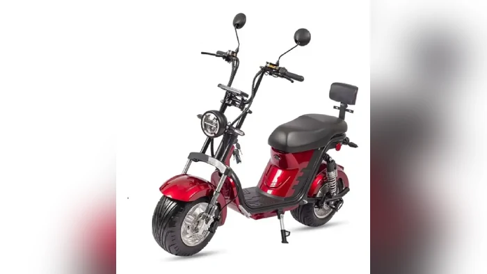 Moto Chefe X12 vermelha em vista três-quartos, foto 1 de 4