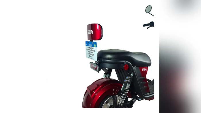 Encosto da scooter X12 com a placa informativa de autopropelido, foto 4 de 4