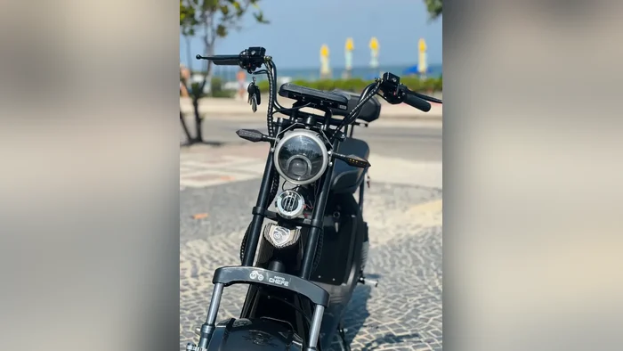 Frente da scooter X11 3000W de 70 km/h com farol redondo e setas