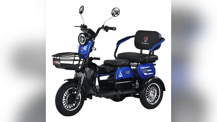 Triciclo elétrico Bonmad azul de lado, com cestinha na frente e banco principal