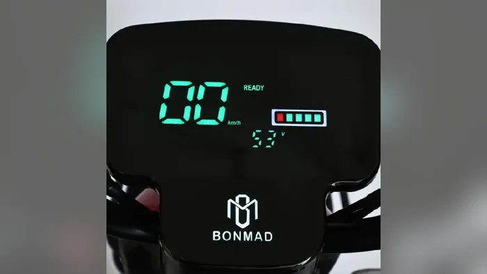 Display digital do triciclo elétrico Bonmad com velocidade e carga da bateria