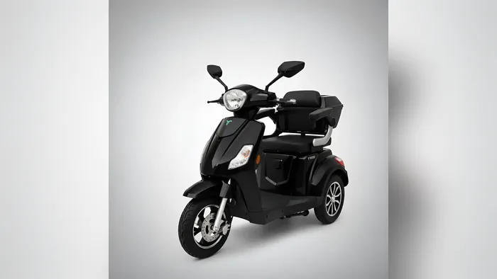 Triciclo elétrico Veego Spark preto de lado, com baú traseiro e encosto