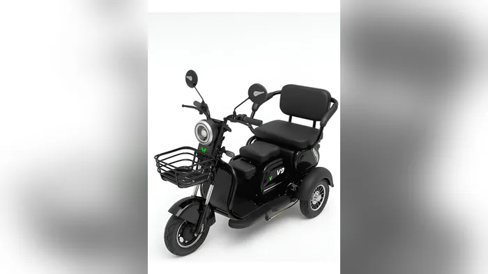 Triciclo elétrico Veego V9 preto de lado, com cesta na frente e banco com encosto