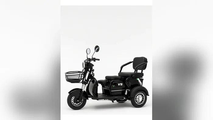 Triciclo elétrico Veego V9 em ângulo mostrando o painel e o guidão