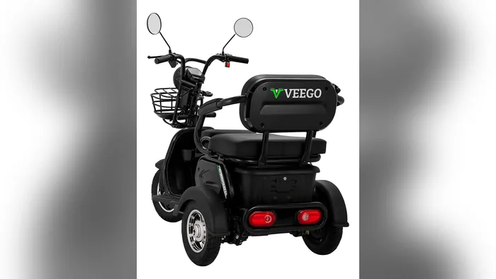 Triciclo elétrico Veego V9 de trás, com o baú e o banco de couro sintético