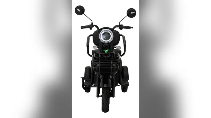 Triciclo elétrico Veego V9 de frente, com o farol redondo e os espelhos